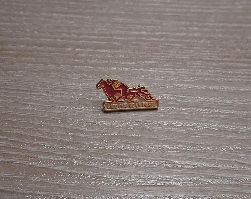 PIN - CAFE PMU DE LA POSTE - PAARDENKOERS, Verzenden, Gebruikt, Sport, Speldje of Pin