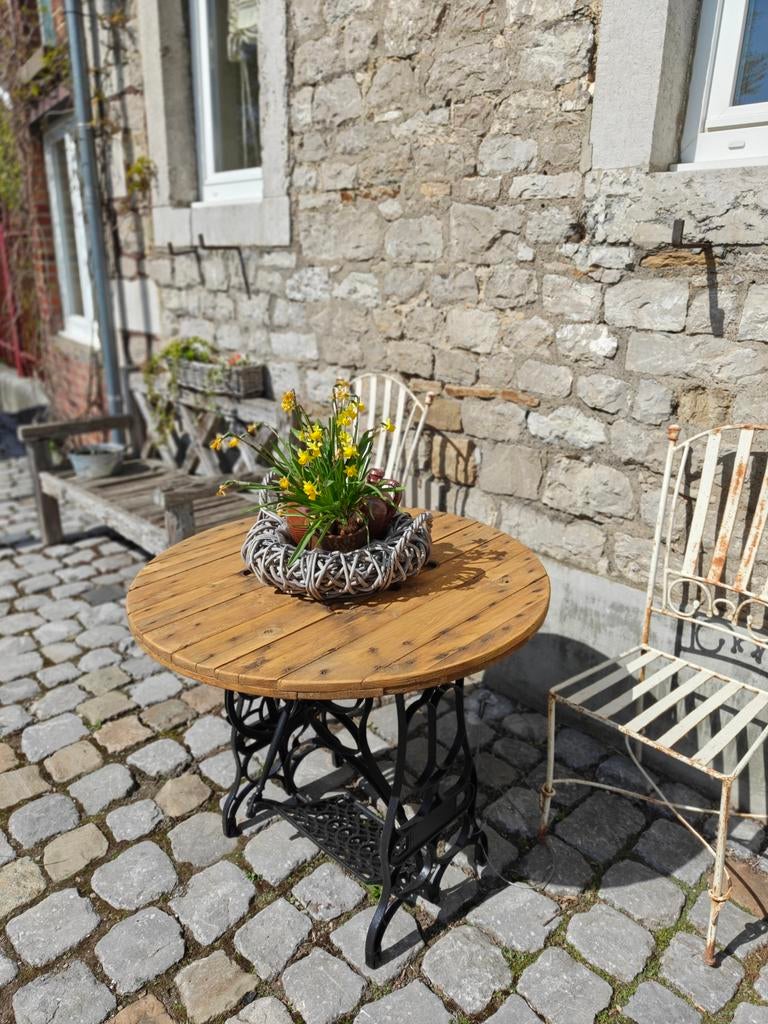 Table vintage en fonte ancienne et bois verni, Ophalen, Zo goed als nieuw