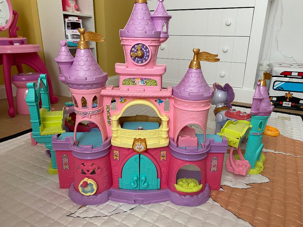 Vtech vrolijke vrienden kasteel en toebehoren, Ophalen, Zo goed als nieuw, 2 tot 4 jaar