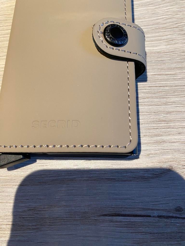 SECRID kaartenhouder BEIGE, Ophalen of Verzenden, Zo goed als nieuw