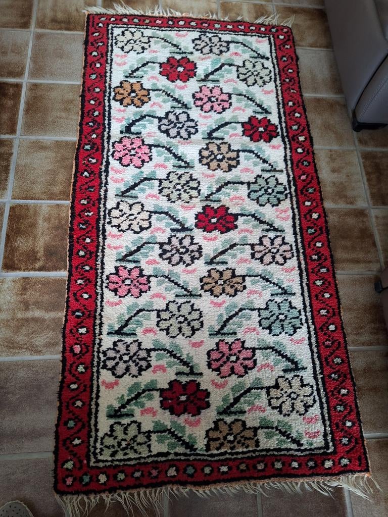 Tapis noué à la main blanc cassé avec des motifs  couleurs, 100 à 150 cm, Comme neuf, Enlèvement, 50 à 100 cm
