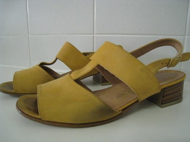 Schoenen, dames, maat 37, gele open sandalen, merk Karis, Ophalen