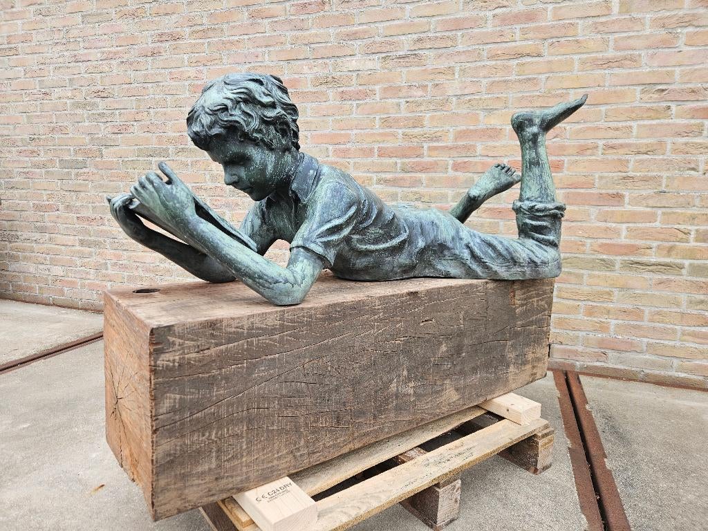 BRONZEN LEZENDE JONGEN NU MET GRATIS AZOBE ZUIL OP IS OP !!!, Tuin en Terras, Tuinbeelden, Zo goed als nieuw, Mensenbeeld, Ophalen of Verzenden