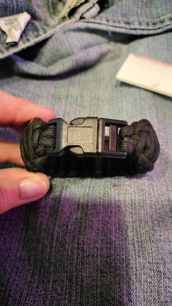 2 paracord armbanden 1 met kompas en v bear grills, Collections, Objets militaires | Général, Enlèvement ou Envoi