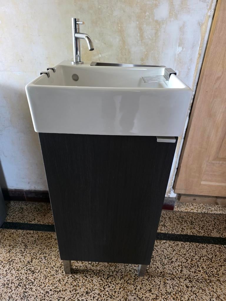 Lavabo kast met lavabo en  kraan, Ophalen