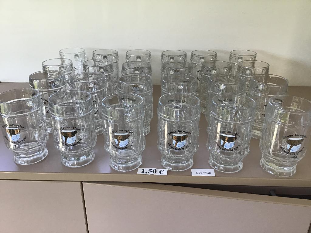 41 verres à bière avec manche (bière de blé de Bruges,...), Maison & Meubles, Enlèvement ou Envoi, Comme neuf