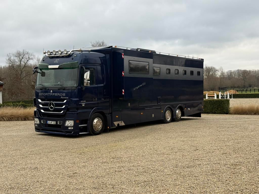 Paardenvrachtwagen voor 6 paarden met grote mobilhome