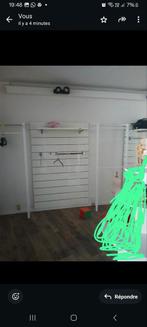 Mobilier vêtements plus mannequins.