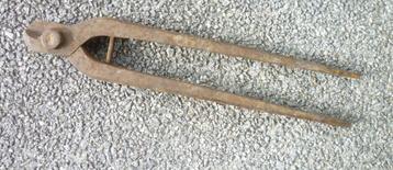 Outil ancien : genre de pince d'une longueur de 33 cm beschikbaar voor biedingen