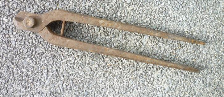 Outil ancien : genre de pince d'une longueur de 33 cm, Antiek en Kunst, Antiek | Gereedschap en Instrumenten, Ophalen of Verzenden