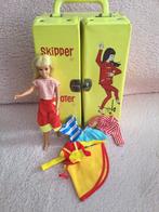 Vintage Barbie Skipper +case+kleding, Comme neuf, Enlèvement ou Envoi