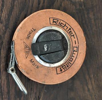 Oude rolmeter van 10m beschikbaar voor biedingen