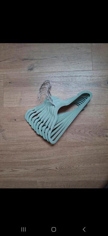 Kinder kledinghangers  beschikbaar voor biedingen