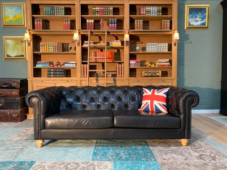 Engelse Chesterfield bank zwart GRATIS BEZORGD, Huis en Inrichting, Zetels | Zetels, Zo goed als nieuw, Leer, Ophalen of Verzenden