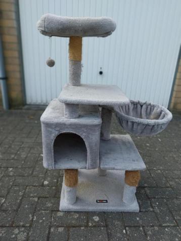 Een krabpaal voor de kat beschikbaar voor biedingen