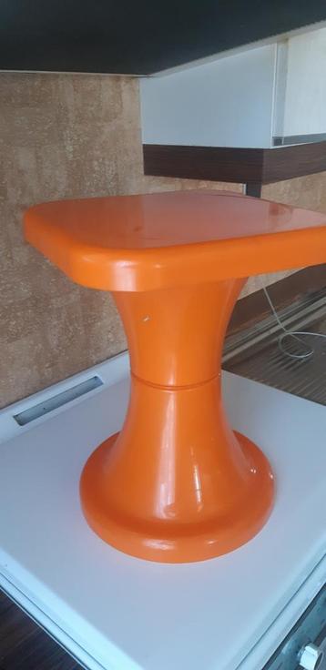 Vintage krukje beschikbaar voor biedingen