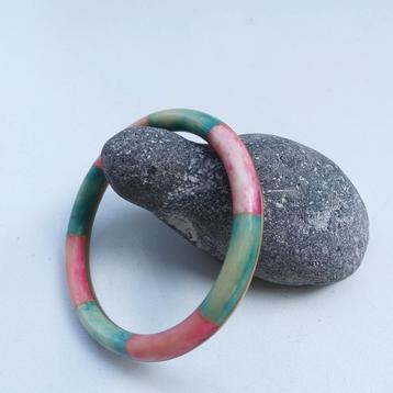 Gesloten armband: koper en gekleurd natuursteen. beschikbaar voor biedingen