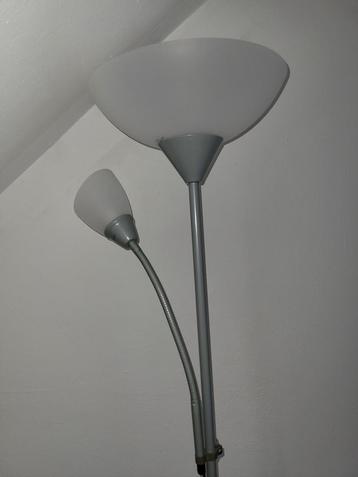 Lampadaire led sur pied structure métallique avec liseuse, Enlèvement, Comme neuf