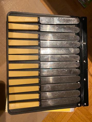 12 messen met bakelieten handvaten - Sheffield  beschikbaar voor biedingen