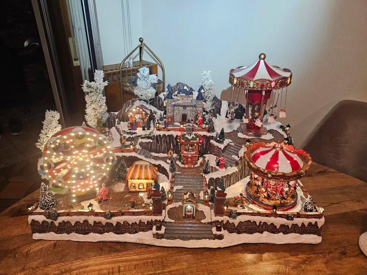 Groot Kerstdorp met Licht & Beweging – 85 x 50 x 50 cm, Diversen, Kerst, Gebruikt, Ophalen