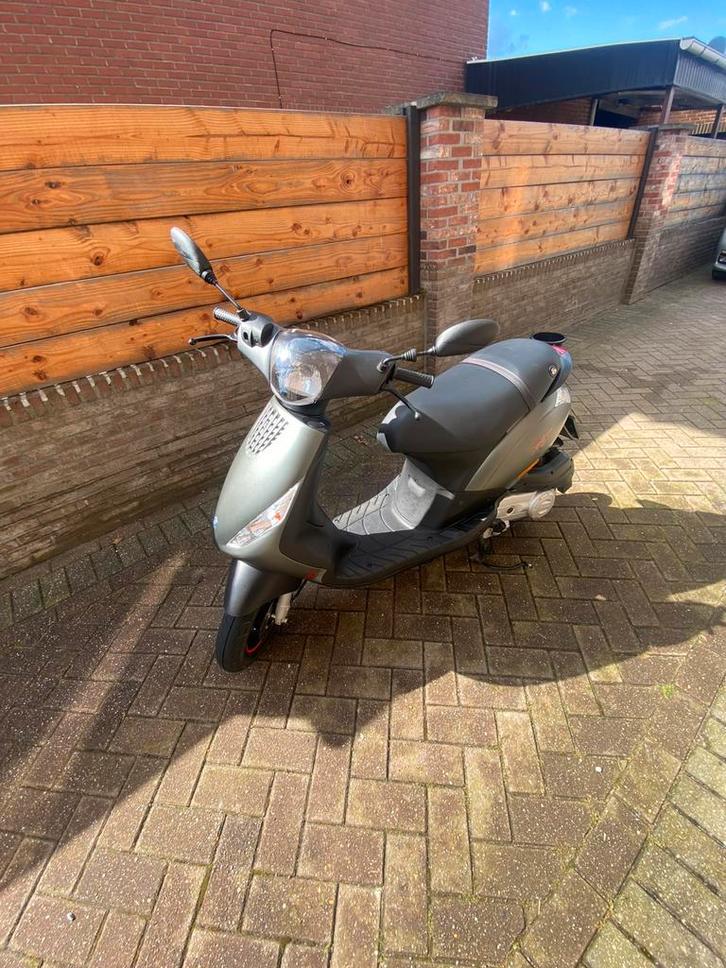 Piaggio Zip 4-takt | 6800 km | Donkergroen | Helm & Slot, Fietsen en Brommers, Scooters | Piaggio, Gebruikt, Zip, Klasse A (25 km/u)