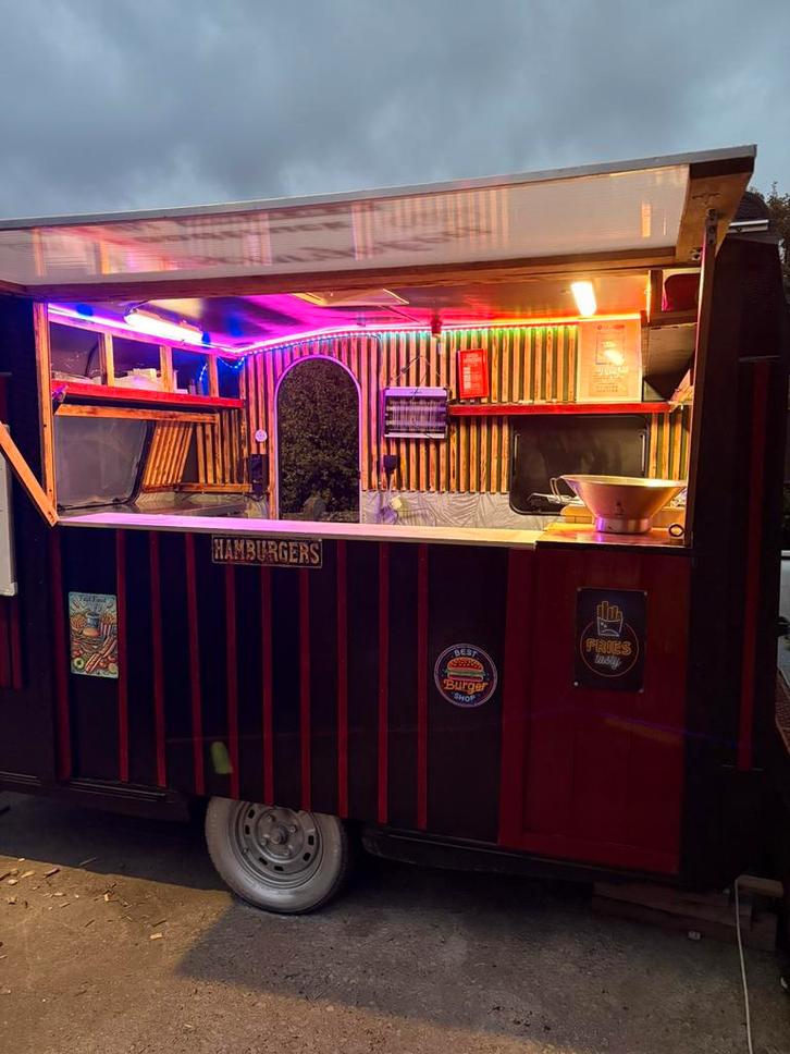 Foodtruck frituur . Zelfremmend -750kg, Zakelijke goederen, Stock en Retail | Verkoopwagens, Ophalen