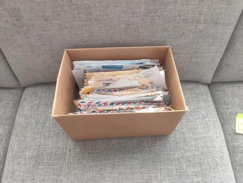 Doos met meer dan 500 enveloppen verschillende landen, Postzegels en Munten, Postzegels | Volle albums en Verzamelingen, Ophalen of Verzenden