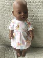 262. Babyborn: Nieuw tricot Winnie the Pooh jurkje, Kinderen en Baby's, Speelgoed | Poppen, Ophalen of Verzenden, Nieuw, Babypop