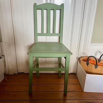 Mooie opnieuw geverfde vintage stoel beschikbaar voor biedingen