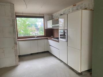 Moderne witte/creme greeploze hoogglans L keuken beschikbaar voor biedingen