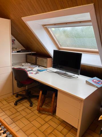Complete bureau- en kastenset beschikbaar voor biedingen