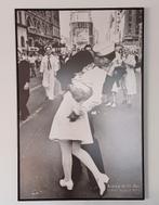 Cadre décoratif “Kissing on VJ Day”, Huis en Inrichting, Woonaccessoires | Lijsten, Ophalen, Zo goed als nieuw, 75 cm of meer