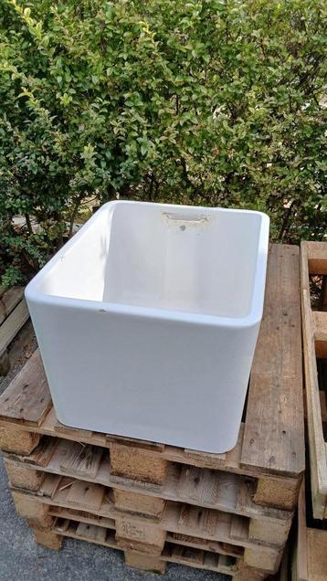 pompbak porselein (jacob delafon) groot model + ophangbeugel beschikbaar voor biedingen