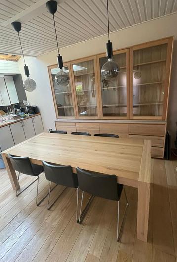 Vol hout dressoir + tafel met 6 stoelen beschikbaar voor biedingen