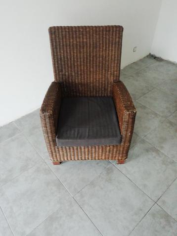 Rotan zetel beschikbaar voor biedingen