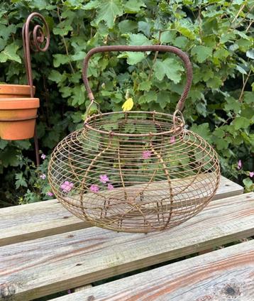 Grote oude fil de fer eiermand-brocante-vintage-roest beschikbaar voor biedingen