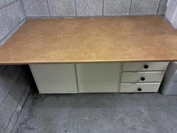 bureau/kast/tafel beschikbaar voor biedingen