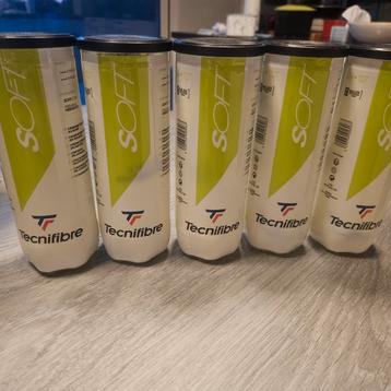 5 nieuwe ongeopende dozen groene tennisballen beschikbaar voor biedingen