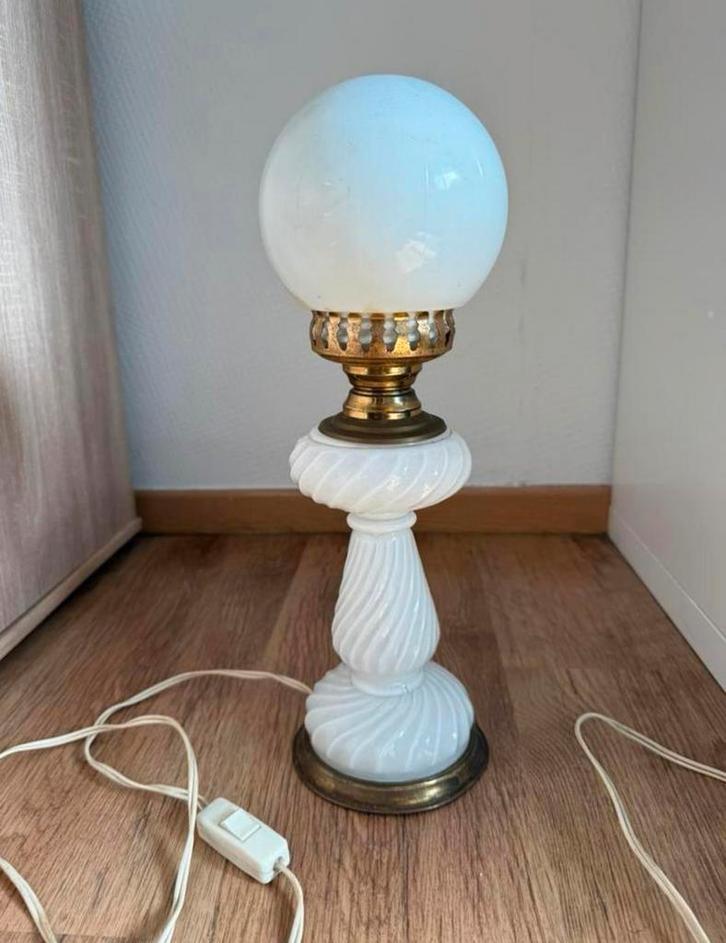 Vintage tafellampen met glazen bol en marmeren voet., Huis en Inrichting, Lampen | Tafellampen, Zo goed als nieuw, Minder dan 50 cm