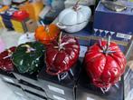 Staub tomaat cocotte, Huis en Inrichting, Keuken | Potten en Pannen, Keramische plaat, Nieuw, Ophalen of Verzenden