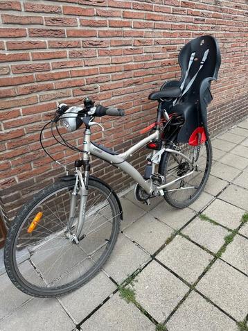 Vélo avec siège enfant , 28 pouces, 21 vitesses disponible aux enchères