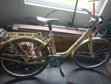 Gele fiets in perfecte staat  beschikbaar voor biedingen