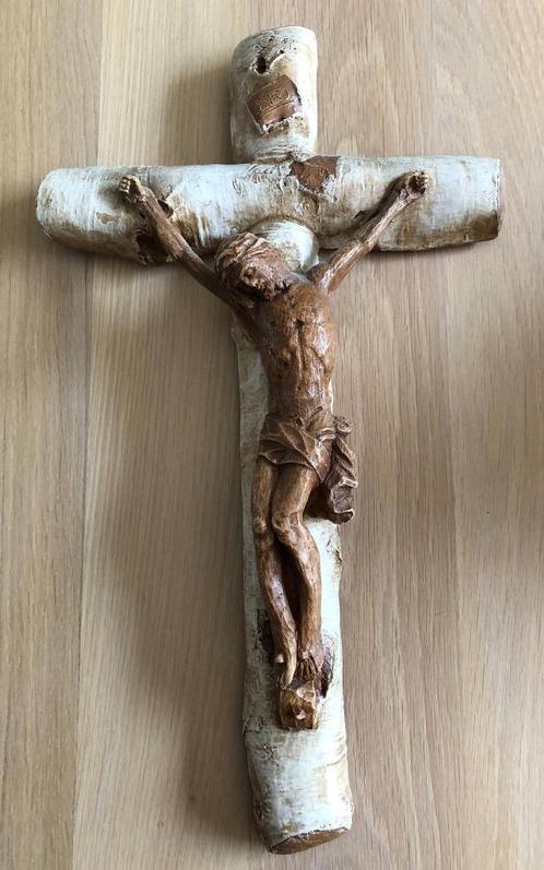 Groot stenen kruisbeeld imitatie berkenhout, Antiek en Kunst, Antiek | Religieuze voorwerpen, Ophalen of Verzenden
