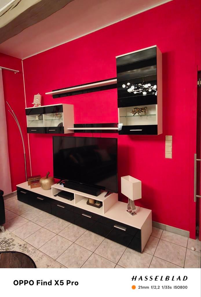 Meuble TV noir et blanc. Partie basse en deux pièces 1,50 et