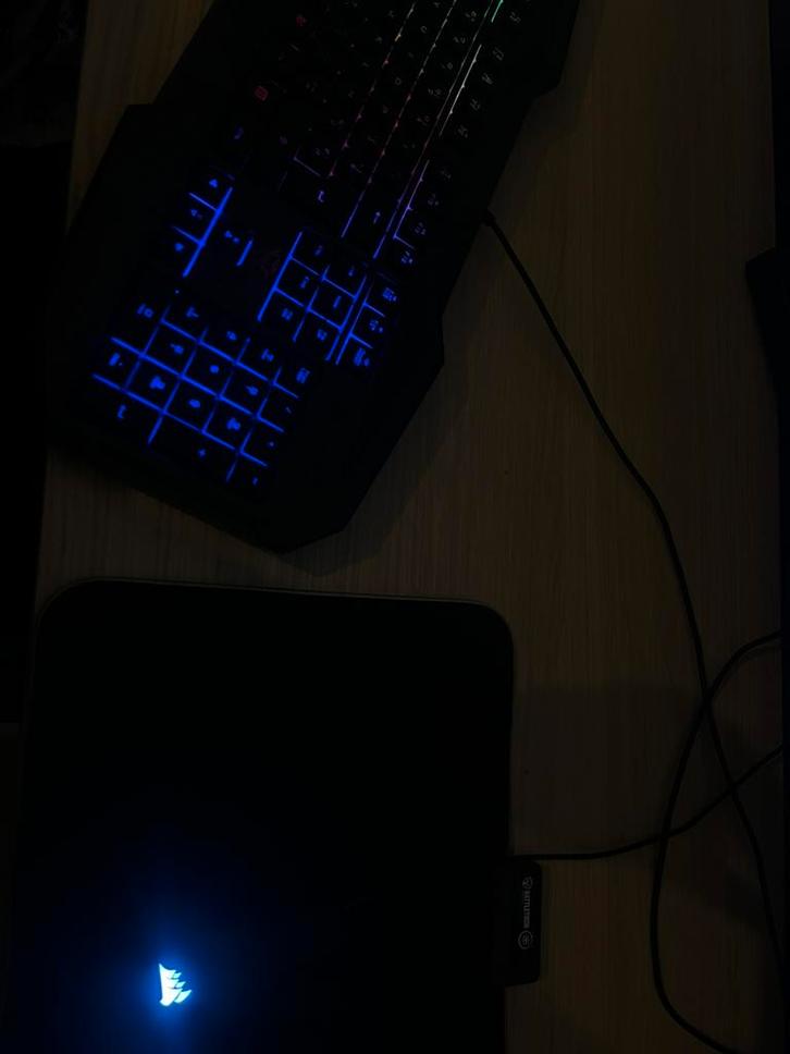 Keyboard+muis+muismat(beste deal)!!, Computers en Software, Muismatten, Zo goed als nieuw, Ophalen of Verzenden