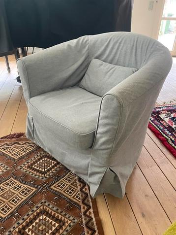 Grijze fauteuille beschikbaar voor biedingen