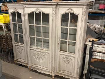 Antieke meubels beschikbaar voor biedingen