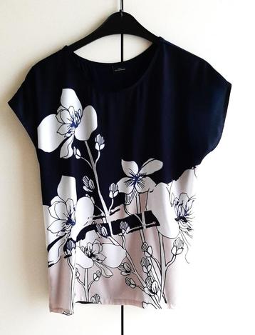 Te koop: Mooie blauwe t-shirt met bloemen, 40. beschikbaar voor biedingen