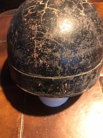 Ancien casque de moto, S