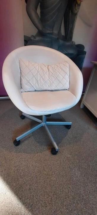 Bureaustoel en kussen beschikbaar voor biedingen